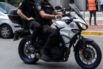 two police officers on a motorcycle - Τροχαίο ατύχημα ΔΙΑΣ