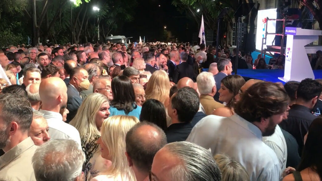 Κοσμοπλημμύρα στο «γαλάζιο» street party για τα 50 χρόνια της Νέας Δημοκρατίας