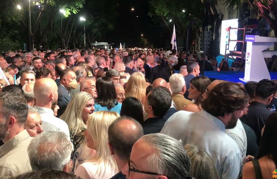 Κοσμοπλημμύρα στο «γαλάζιο» street party για τα 50 χρόνια της Νέας Δημοκρατίας