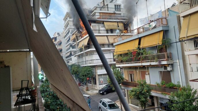 Φωτιά σε διαμέρισμα στον Πειραιά (ΦΩΤΟ - ΒΙΝΤΕΟ)