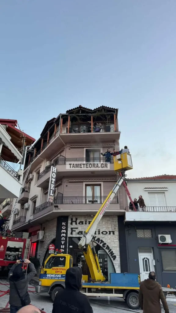 Μεγάλη φωτιά σε ξενοδοχείο της Καλαμπάκας - Ένας νεκρός