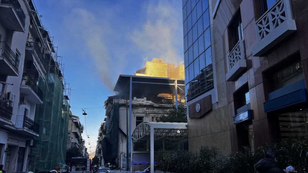 Φωτιά σε εγκαταλελειμμένο κτίριο στην Πατησίων