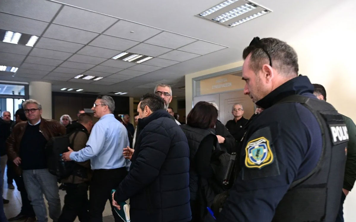 Λάρισα: Στο νοσοκομείο ο Αγοραστός μετά την επίθεση από συγγενείς θυμάτων των Τεμπών – Δείτε βίντεο