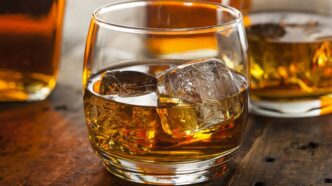 κατανάλωση αλκοόλ σε μπαρ