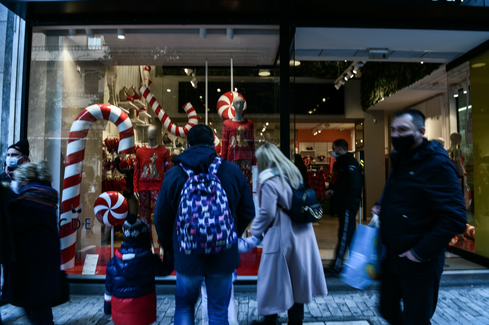 Πώς θα λειτουργήσουν τα καταστήματα τις γιορτές; Όλες οι λεπτομέρειες για το εορταστικό ωράριο