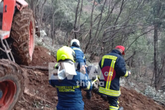 Δυστύχημα στην Εύβοια με ανατροπή αγροτικού μηχανήματος