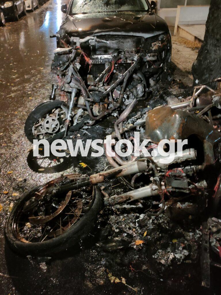Κολωνάκι: Κάηκαν οχήματα και μηχανές