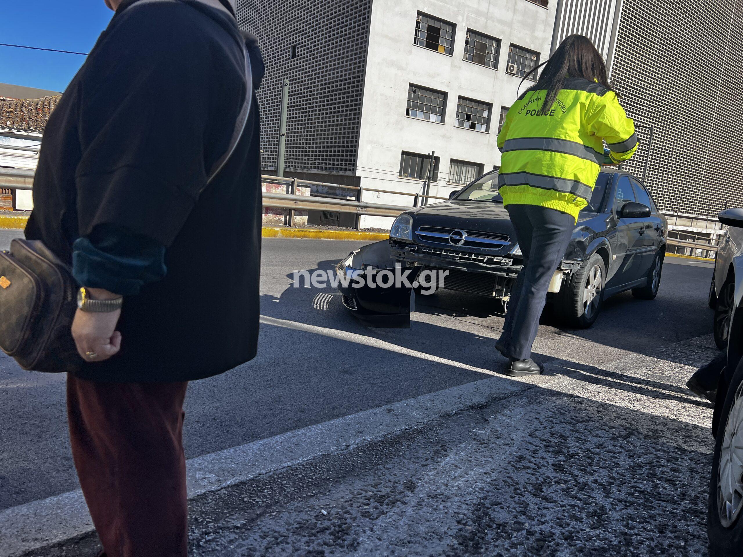 Τροχαίο ατύχημα στον Πειραιά-Σύγκρουση ΙΧ με μηχανή (Βίντεο)