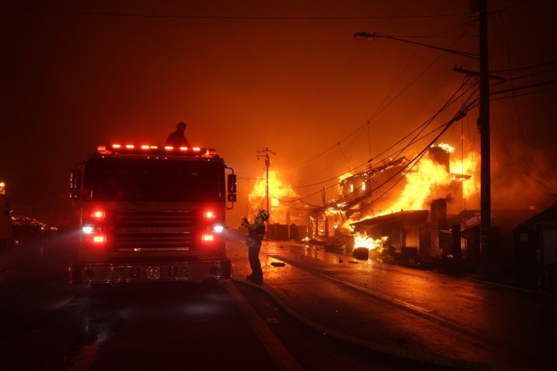 Βίντεο ΣΟΚ στην πυρκαγιά στο Λος Άντζελες - Πως σώθηκαν δύο άντρες και ο σκύλος τους