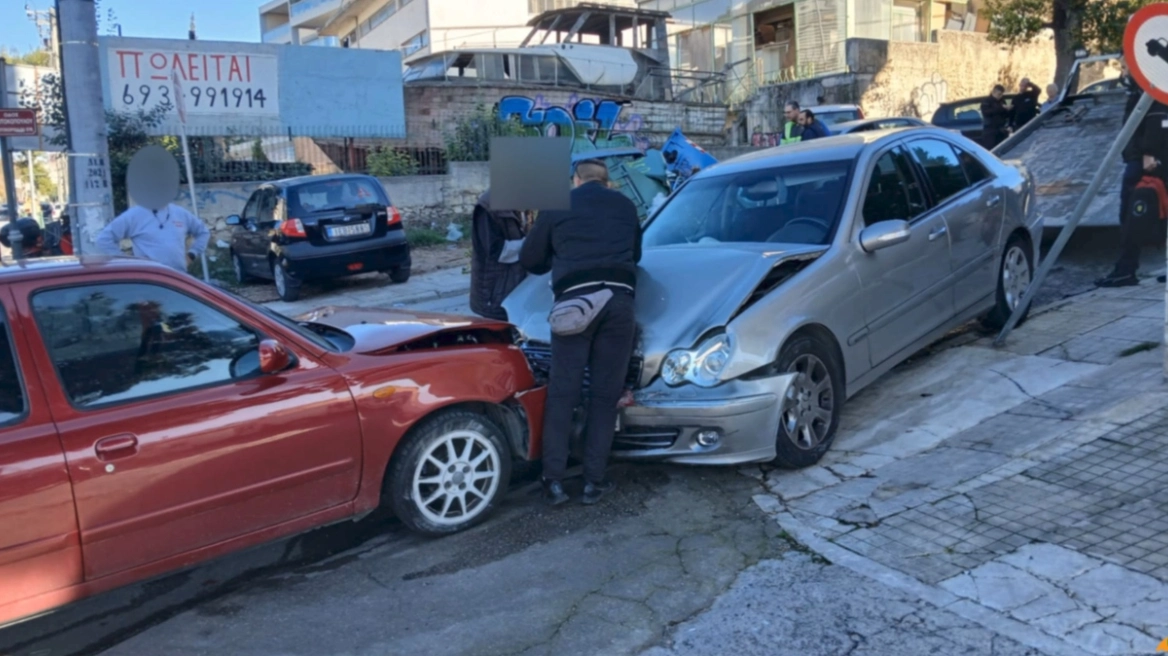 Καραμπόλα με έξι οχήματα και σοβαρές ζημιές στη Μεταμόρφωση