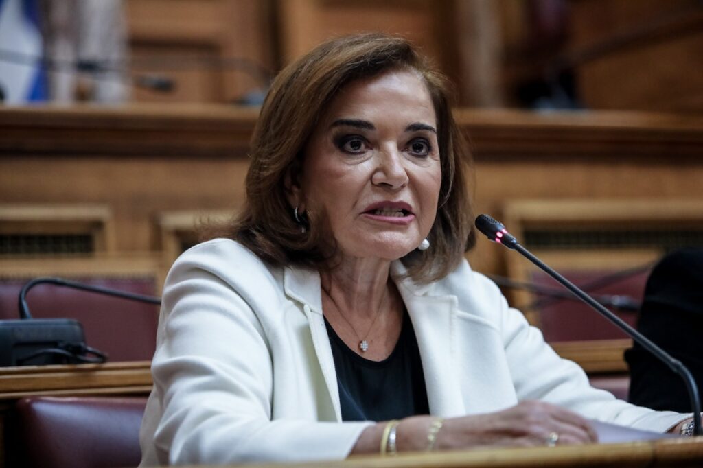 Ντόρα Μπακογιάννη: ΄΄Η Ευρώπη ήταν το κακομαθημένο παιδί που το φύλαγε η μαμά Αμερική και το τάιζε ενέργεια η μαμά Ρωσία΄΄