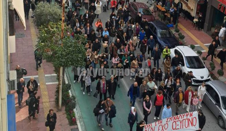 «Δεν έχω οξυγόνο»: Μαζικές συγκεντρώσεις διαμαρτυρίας για την τραγωδία στα Τέμπη