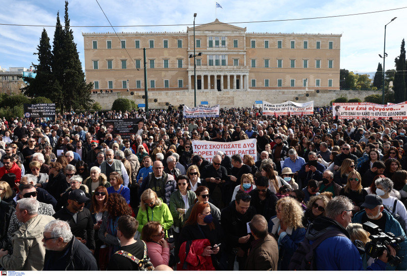 «Δεν έχω οξυγόνο»: Μαζικές συγκεντρώσεις διαμαρτυρίας για την τραγωδία στα Τέμπη