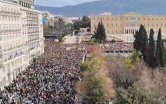 «Δεν έχω οξυγόνο»: Μαζικές συγκεντρώσεις διαμαρτυρίας για την τραγωδία στα Τέμπη