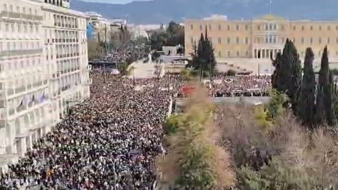 «Δεν έχω οξυγόνο»: Μαζικές συγκεντρώσεις διαμαρτυρίας για την τραγωδία στα Τέμπη