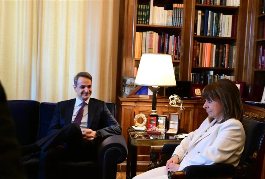 Συνάντηση Μητσοτάκη -Σακελλαροπούλου στο Προεδρικό Μέγαρο: «Θα προτείνουμε εξαετή θητεία»
