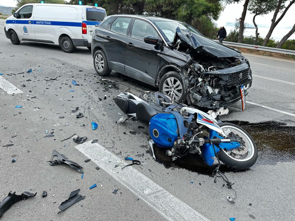 Σφοδρή σύγκρουση ΙΧ με μηχανή στη Βάρκιζα