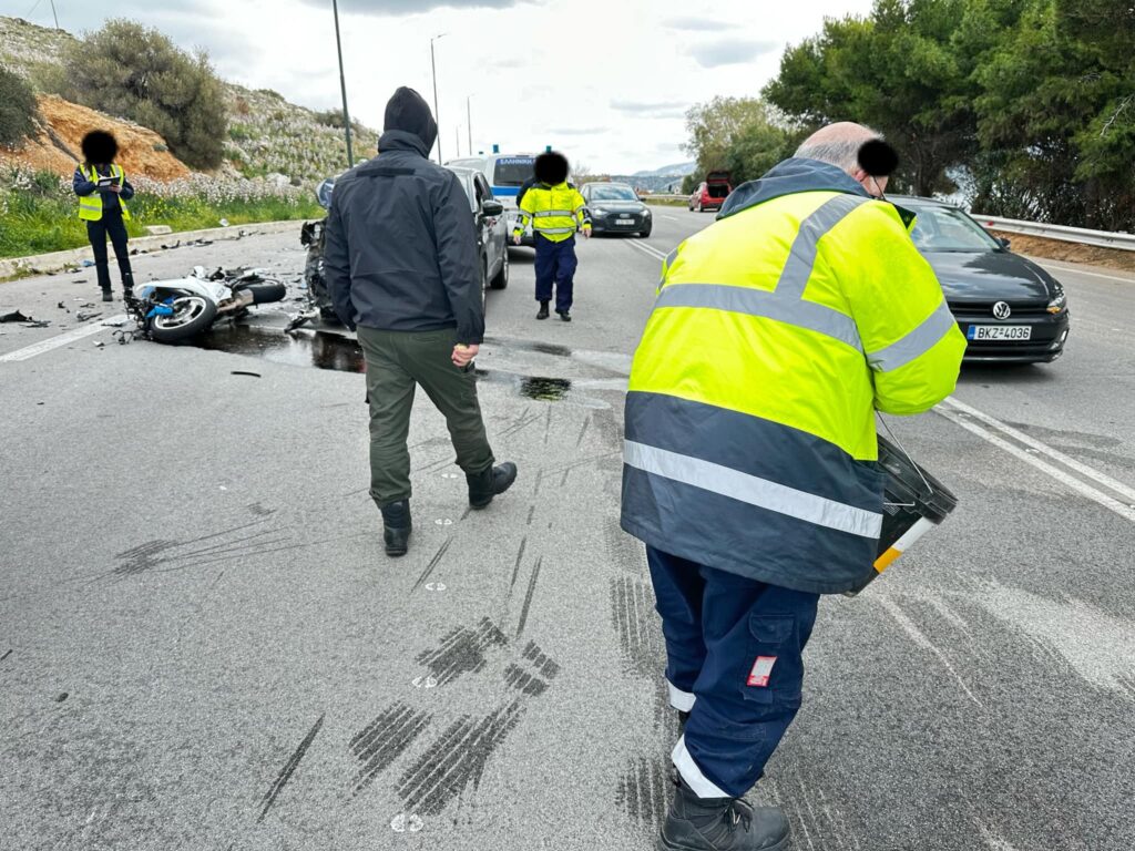 Σφοδρή σύγκρουση ΙΧ με μηχανή στη Βάρκιζα