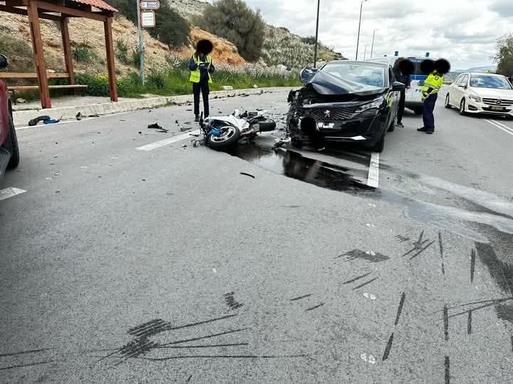 Σφοδρή σύγκρουση ΙΧ με μηχανή στη Βάρκιζα