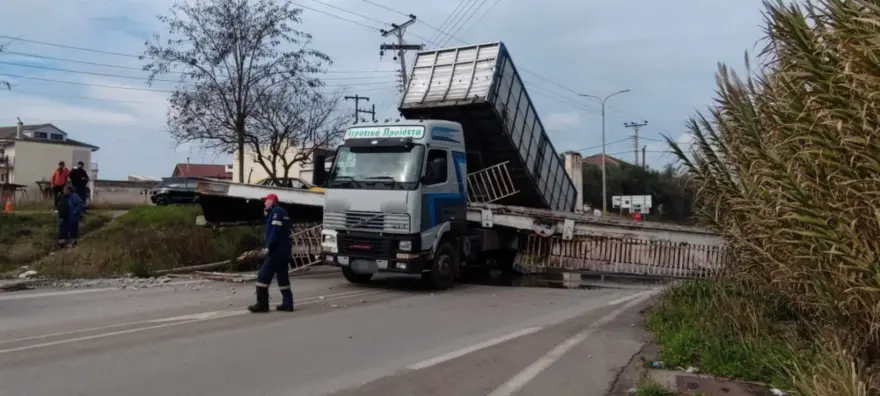 Φορτηγό γκρέμισε μεταλλική πεζογέφυρα