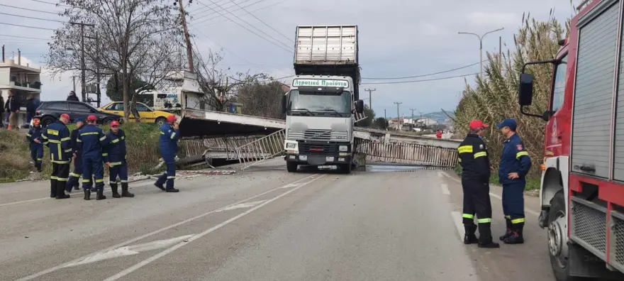 Φορτηγό γκρέμισε μεταλλική πεζογέφυρα