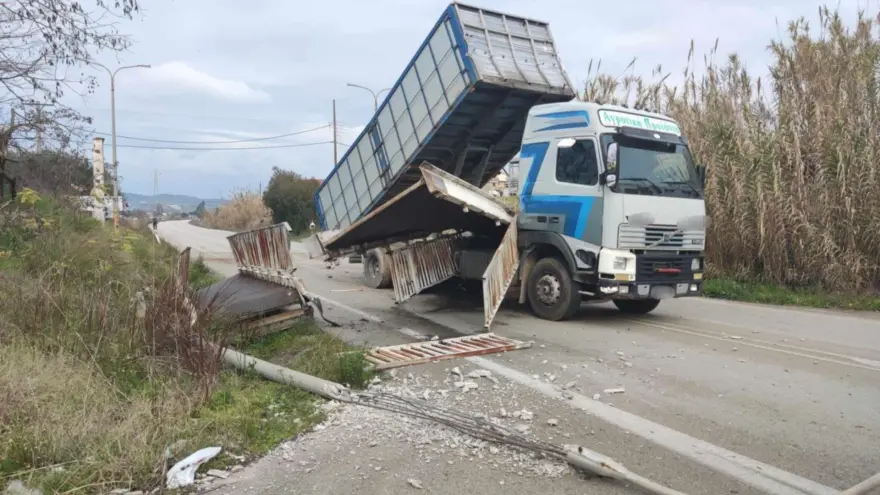 Φορτηγό γκρέμισε μεταλλική πεζογέφυρα