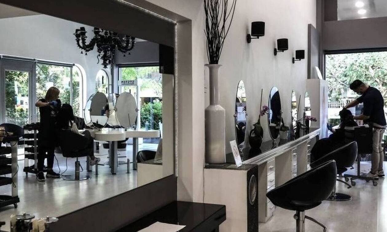 Ξυλοκόπησαν κομμώτρια επειδή δεν τους άρεσε το χτένισμα