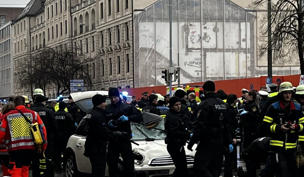 Σοκ στο Μόναχο: Αυτοκίνητο έπεσε σε πλήθος, τουλάχιστον 15 τραυματίες – Αυτόπτες μάρτυρες μιλούν για πυροβολισμούς