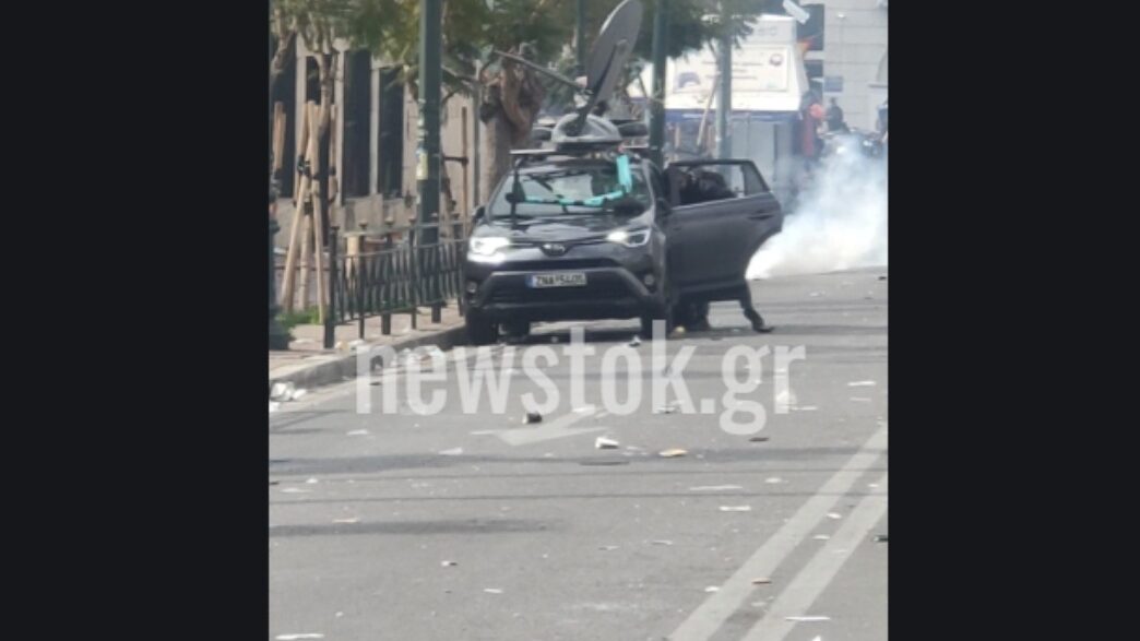 Βανδαλισμός του αυτοκινήτου μεταδόσεων του ΣΚΑΙ κατά τη διάρκεια επεισοδίων στην Αθήνα