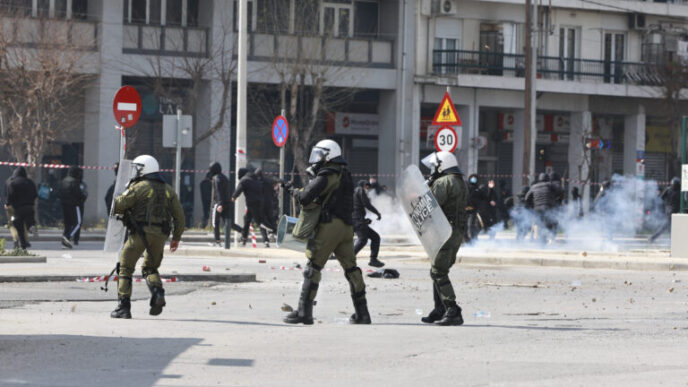 Θεσσαλονίκη: 45 προσαγωγές και μία σύλληψη για μολότοφ