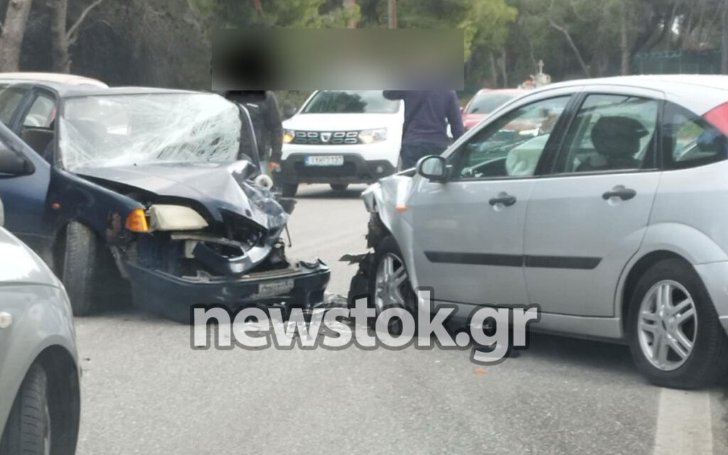 Σοβαρό τροχαίο στη Ραφήνα: Μετωπική σύγκρουση με τέσσερις τραυματίες [Εικόνες]