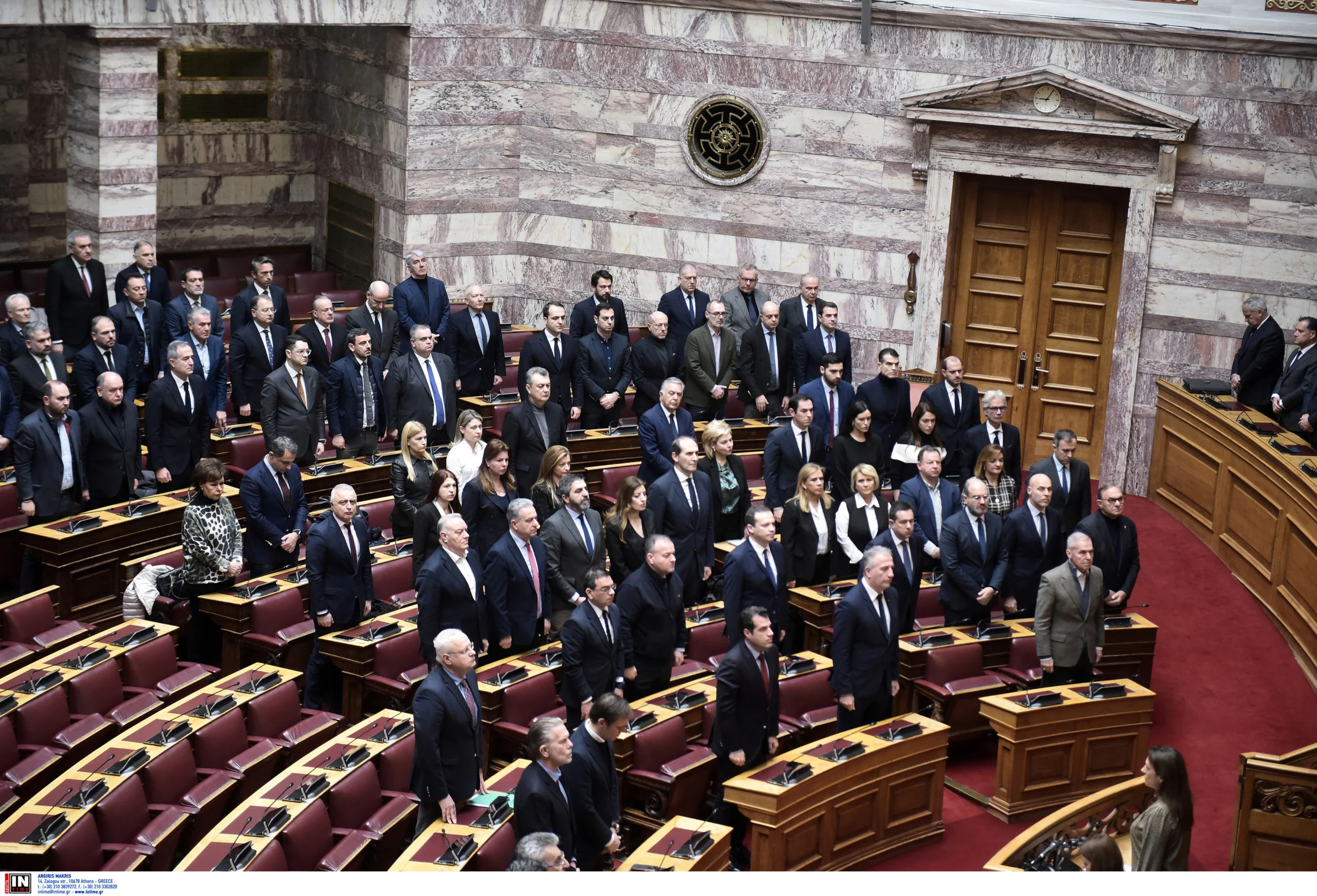 Βουλή: Ενός λεπτού σιγή στην μνήμη των 57 θυμάτων της τραγωδίας των Τεμπών