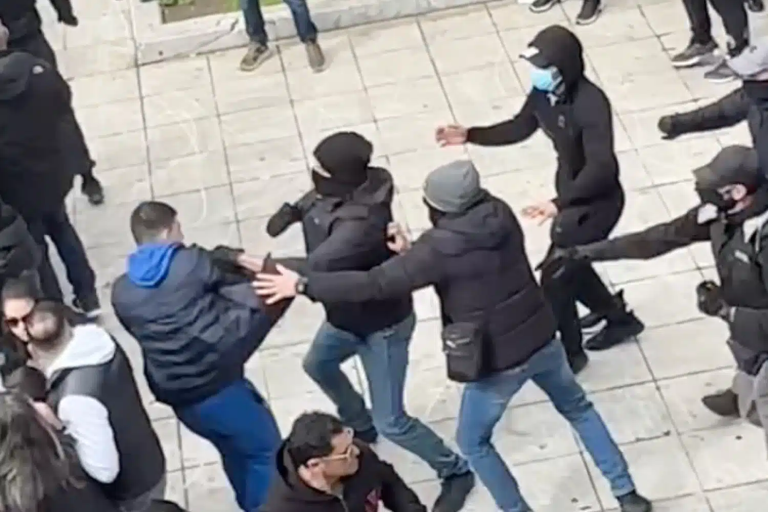 Τέμπη-Αθήνα: Κουκουλοφόροι χτυπούν βάναυσα διαδηλωτή στην πορεία