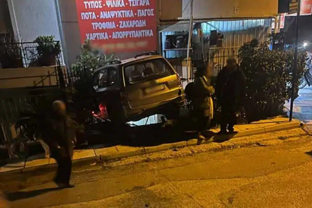 Σοβαρό τροχαίο στη Νέα Πεντέλη – Τζιπ έπεσε σε στάση λεωφορείου και κατέληξε σε κατάστημα