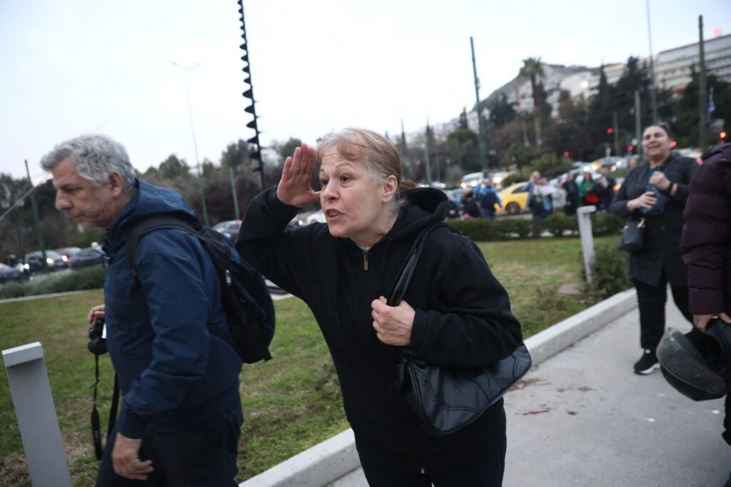 Ένταση στην Πινακοθήκη: Ορθόδοξοι αντιδιαδηλωτές προπηλάκισαν υπερασπιστές της ελευθερίας της Τέχνης