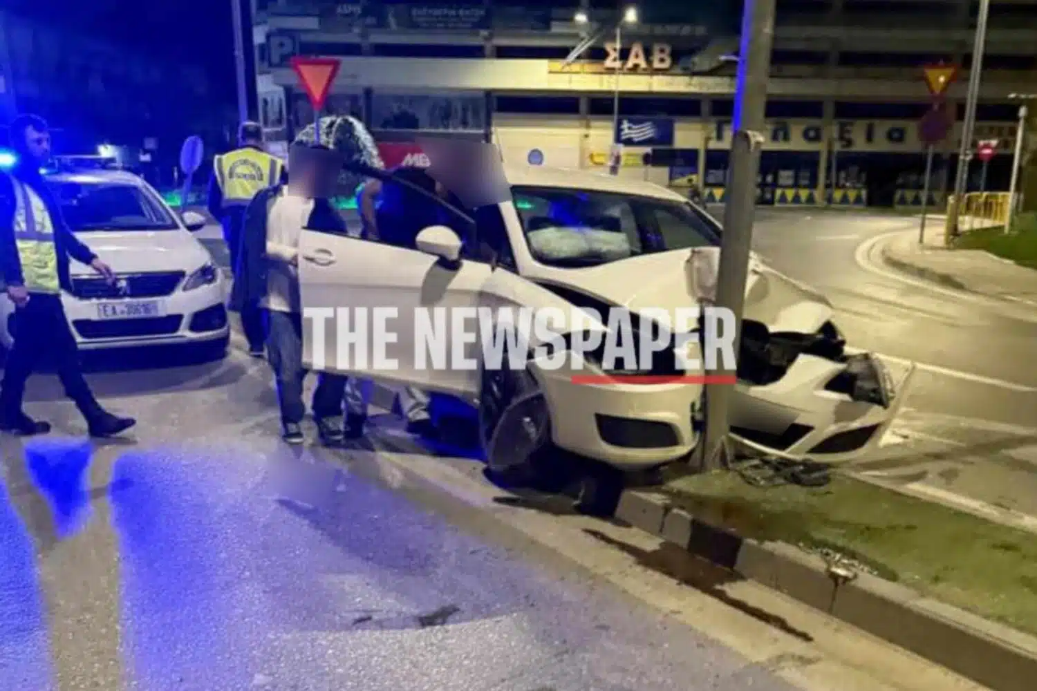Βόλος: Αυτοκίνητο «καρφώθηκε» σε στύλο μετά από εκτροπή – Σώοι οι τρεις επιβάτες - newstok.gr