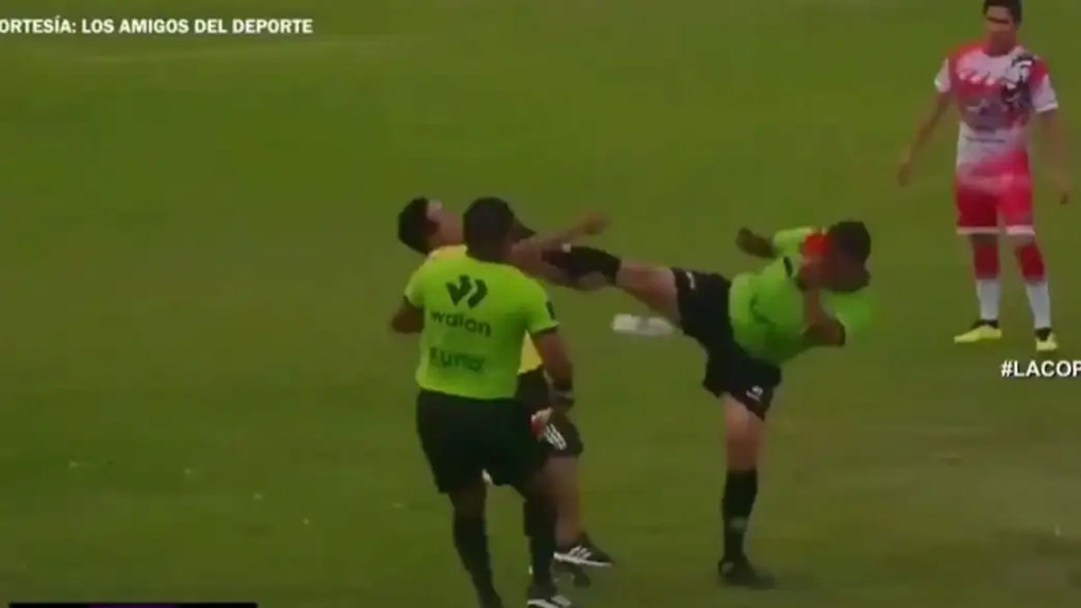 Διαιτητής «ξάπλωσε» προπονητή με κλωτσιά kick boxing