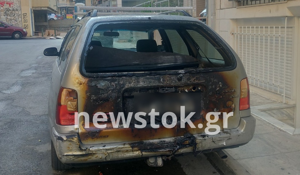 Φωτιά σε δύο ΙΧ στα Κάτω Πατήσια