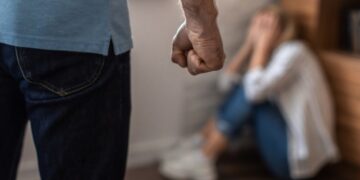 Πατέρας έριξε γροθιά στο στήθος της κόρης του γιατί είχε βγει από το σπίτι κρυφά