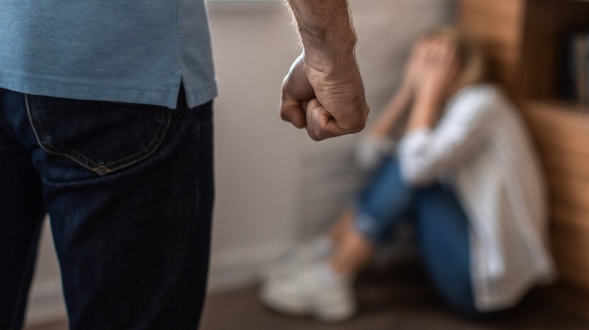 Πατέρας έριξε γροθιά στο στήθος της κόρης του γιατί είχε βγει από το σπίτι κρυφά