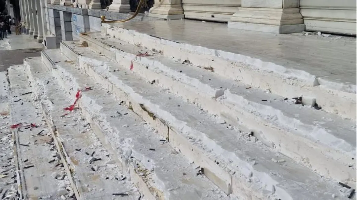 Βανδαλισμοί στο κέντρο της Αθήνας: Κουκουλοφόροι κατέστρεψαν μάρμαρα και τοίχους ξενοδοχείου