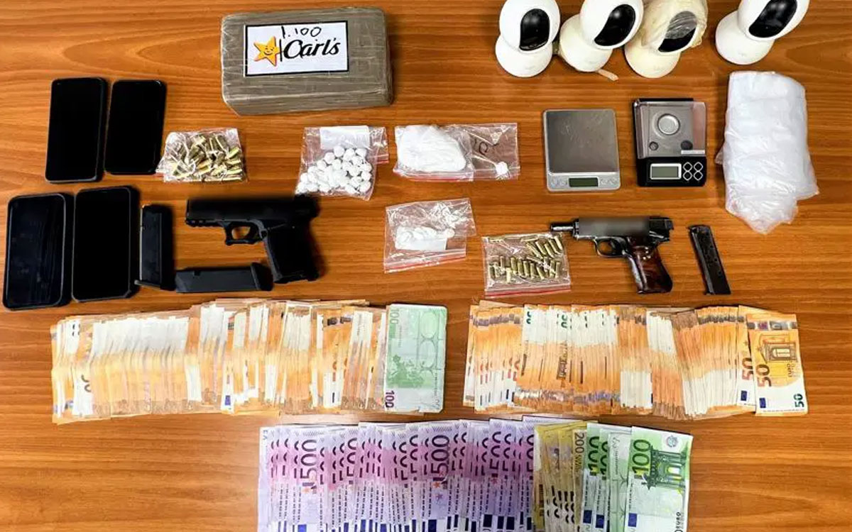 Σύλληψη δύο ατόμων για διακίνηση ναρκωτικών και παραβάσεις περί όπλων στην Αττική