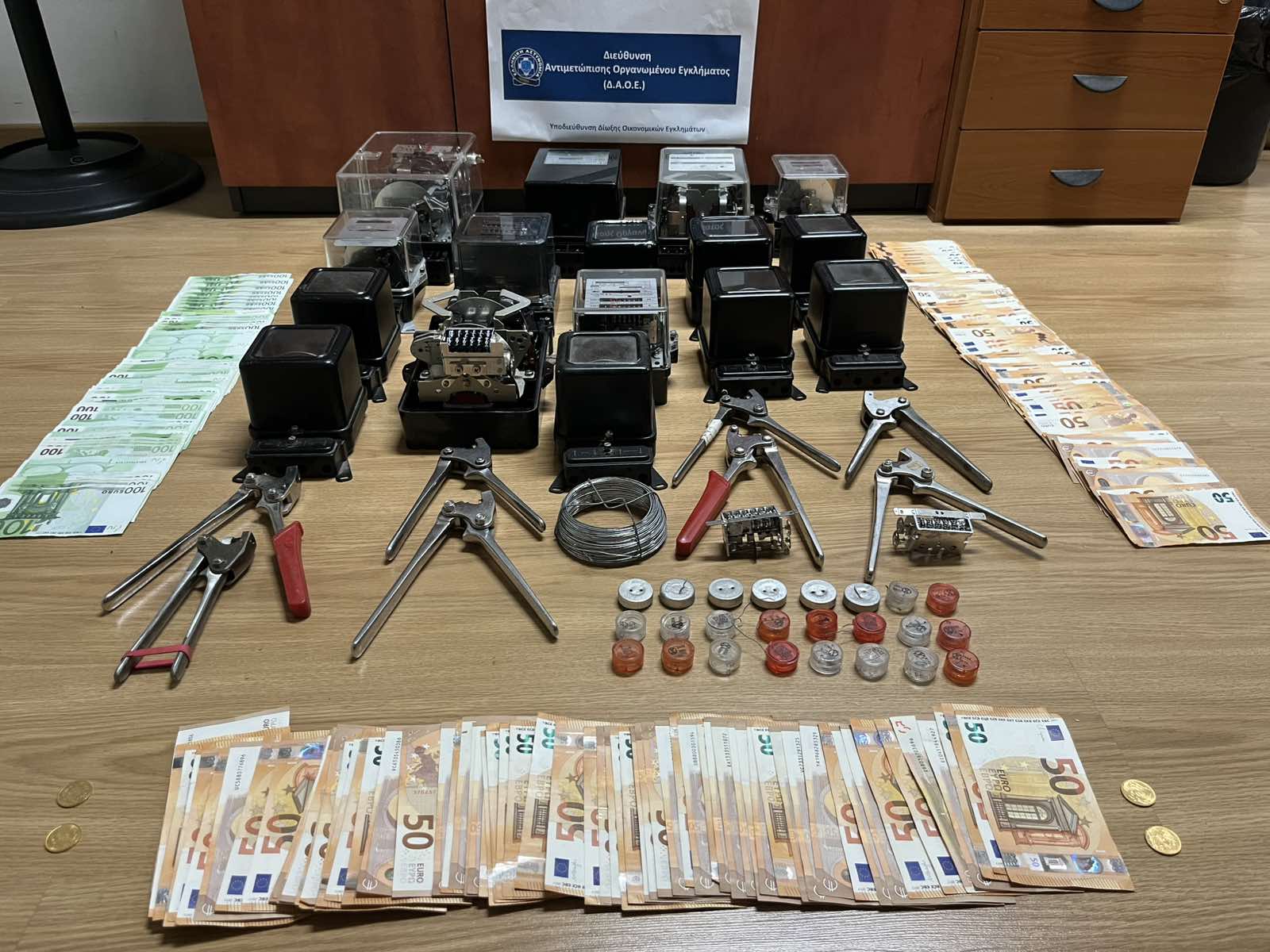 Εξάρθρωση κυκλώματος ρευματοκλοπής στην Αττική – Πέντε συλλήψεις και κατασχέσεις χρημάτων και εξοπλισμού