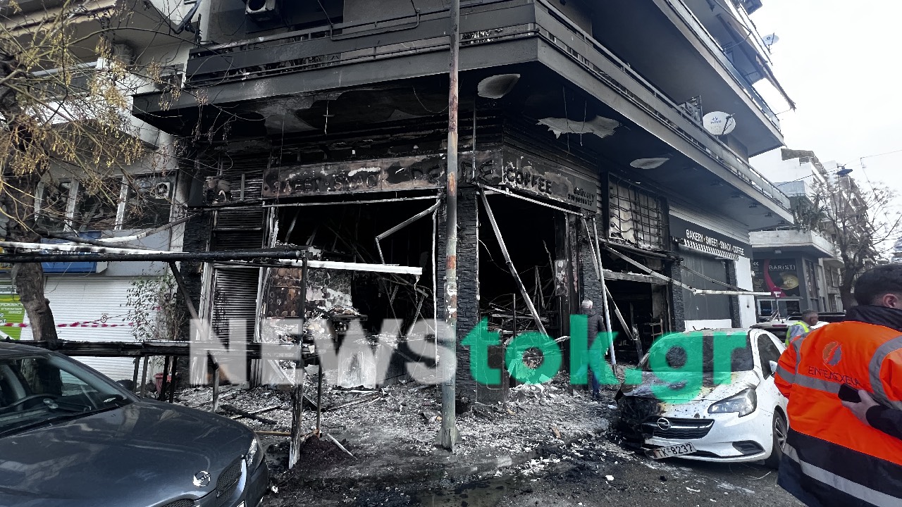 Φωτιά σε φούρνο στην οδό Κασομούλη – Στάχτη το κατάστημα παρά την επέμβαση της Πυροσβεστικής - newstok.gr