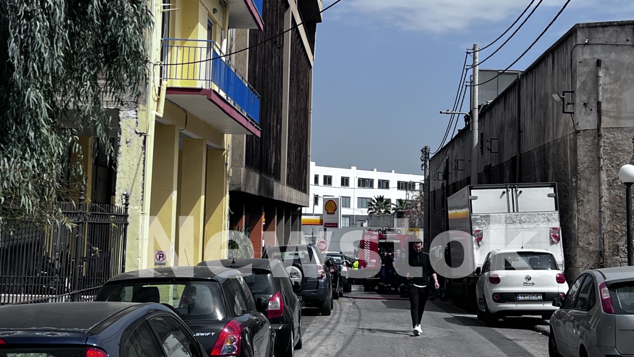 Πυρκαγιά σε εγκαταλελειμμένο κτίριο στον Πειραιά – Συναγερμός στην Πυροσβεστική - newstok.gr