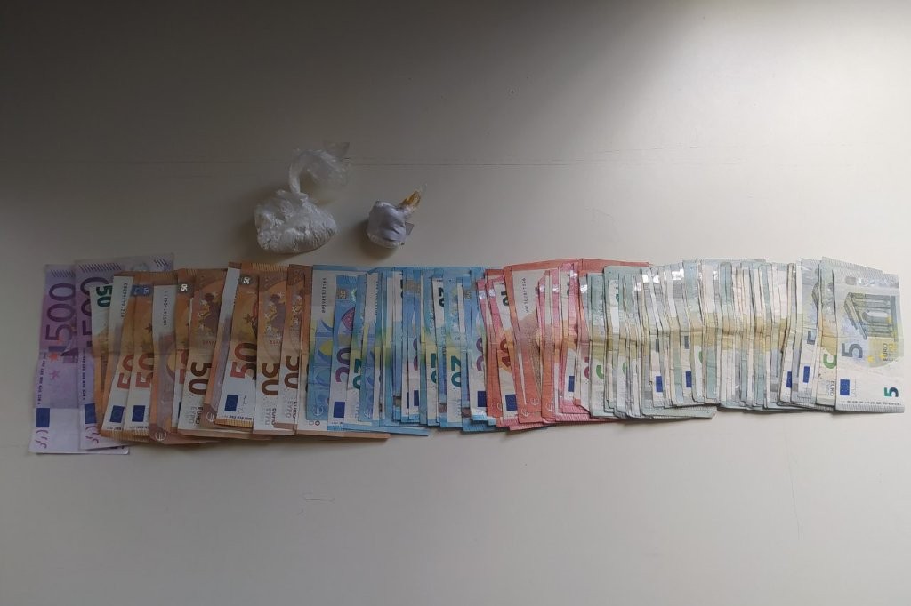 Σύλληψη στον Άγιο Παντελεήμονα: Κατασχέθηκαν ναρκωτικά και μετρητά