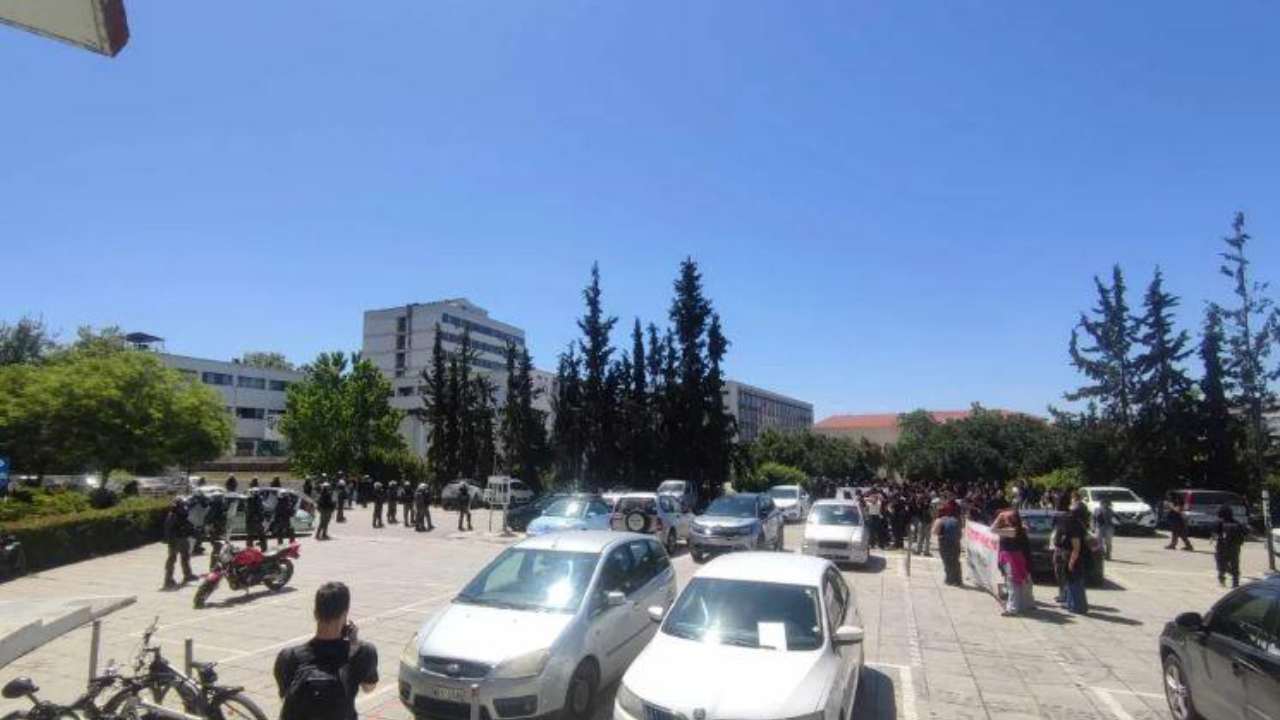 ΑΠΘ: Επέμβαση των ΜΑΤ–Έπεσαν χημικά και κρότου λάμψης - newstok.gr