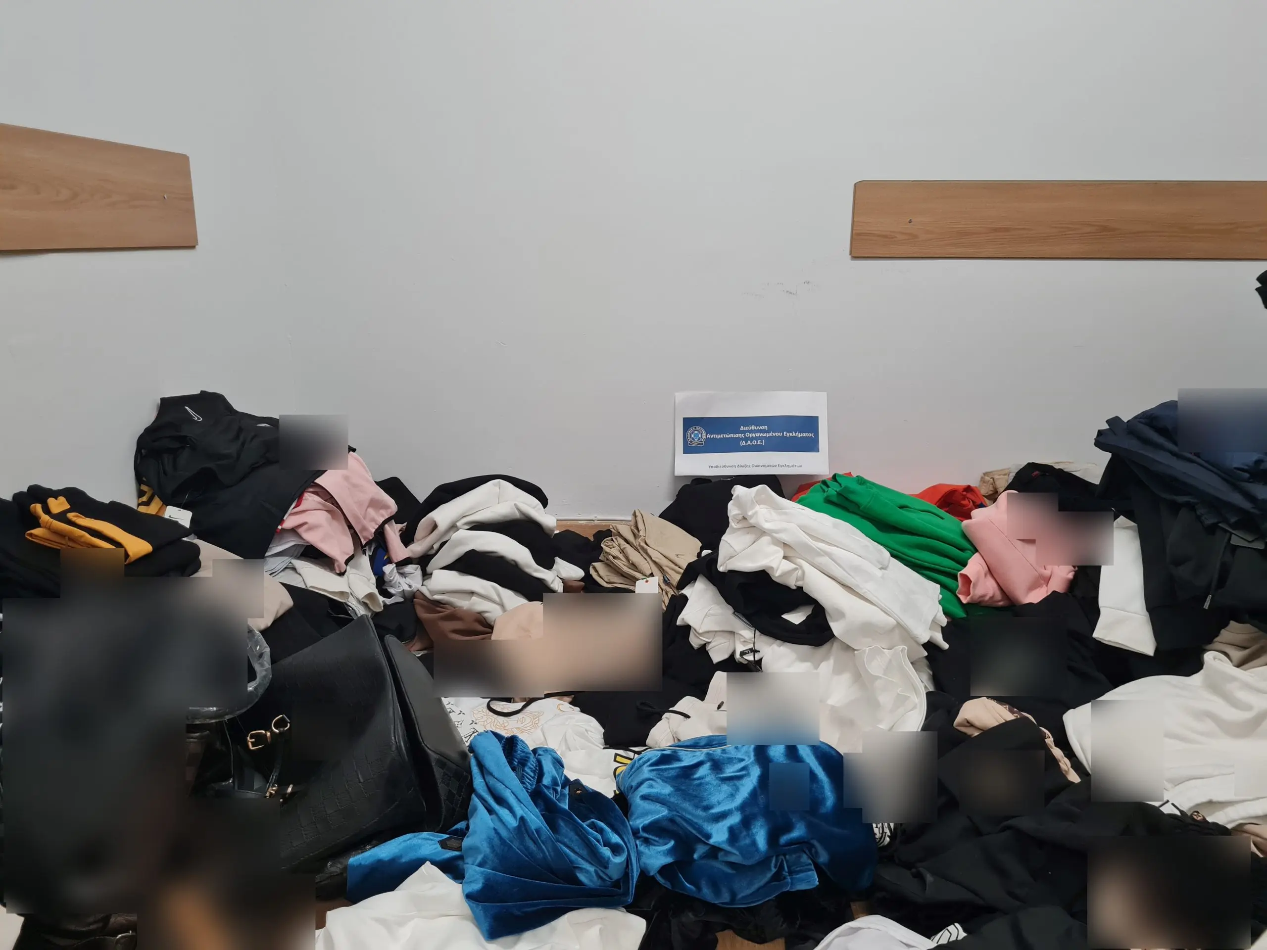 «Βιομηχανία» απομιμήσεων στο κέντρο της Αττικής – 1.272 fake προϊόντα κατασχέθηκαν