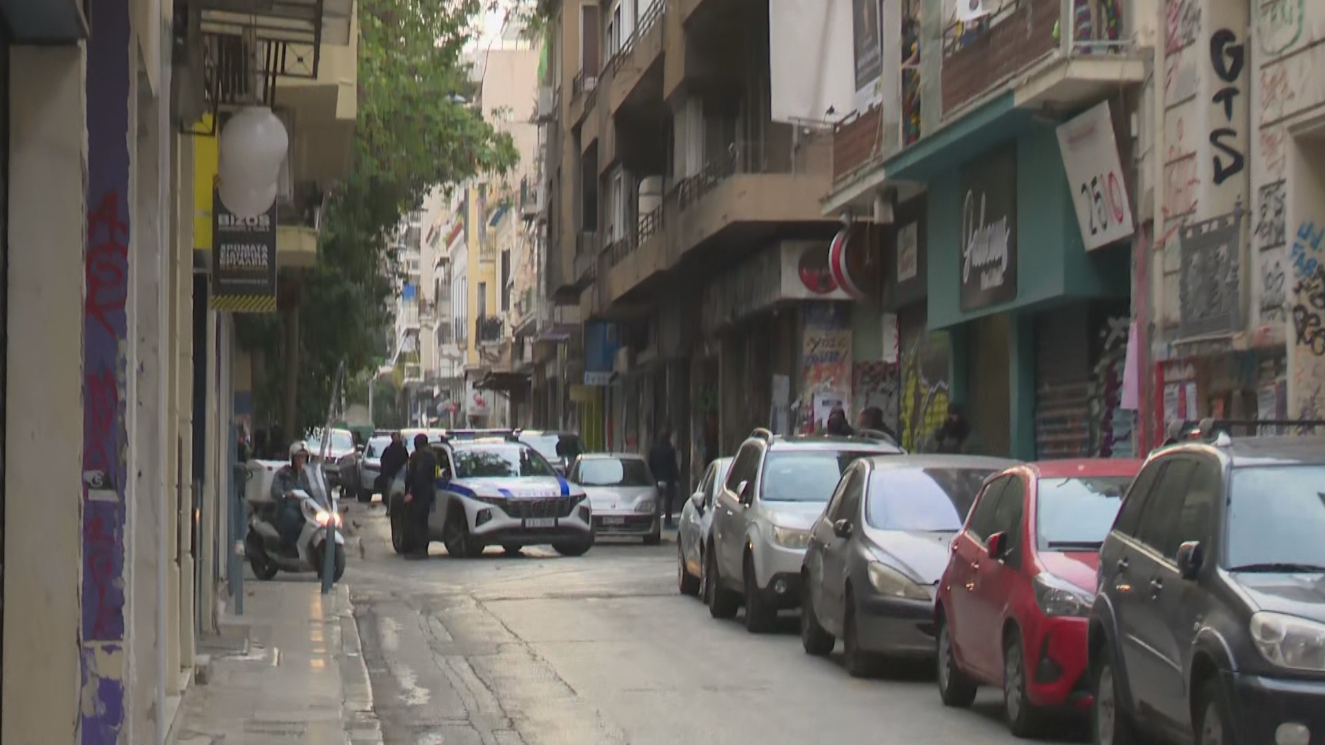 Επιχείρηση εκκένωσης κτηρίου στα Εξάρχεια από την ΕΛΑΣ