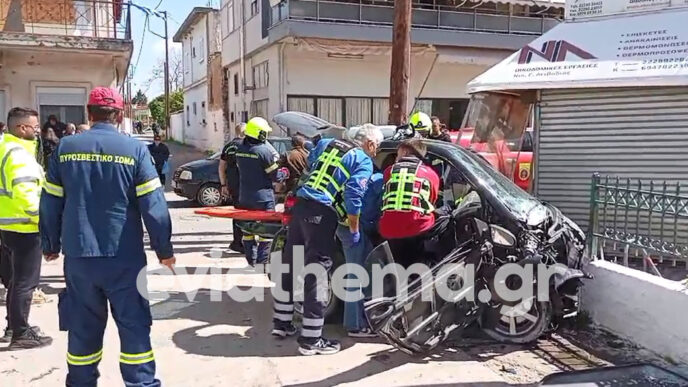 οβαρό τροχαίο στην Εύβοια: ΙΧ «καρφώθηκε» σε τοιχίο